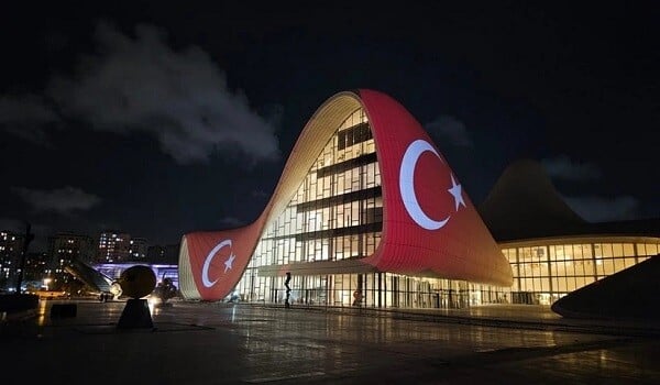 Heydər Əliyev Mərkəzi Türkiyə bayrağına büründü