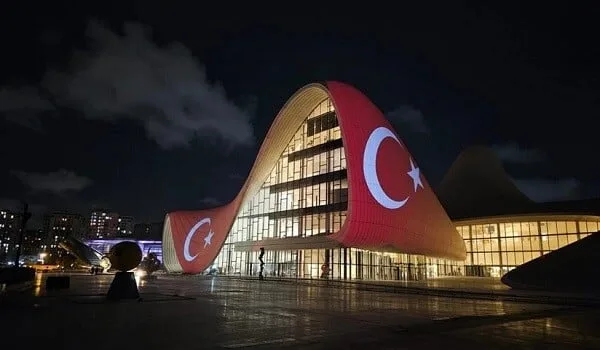 Heydər Əliyev Mərkəzi Türkiyə bayrağına büründü