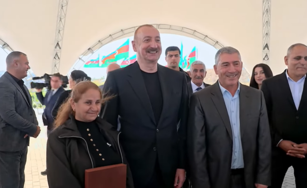 Oğlum əsgərdir, tapşırdı ki, şəkil çəkdirək” - VİDEO