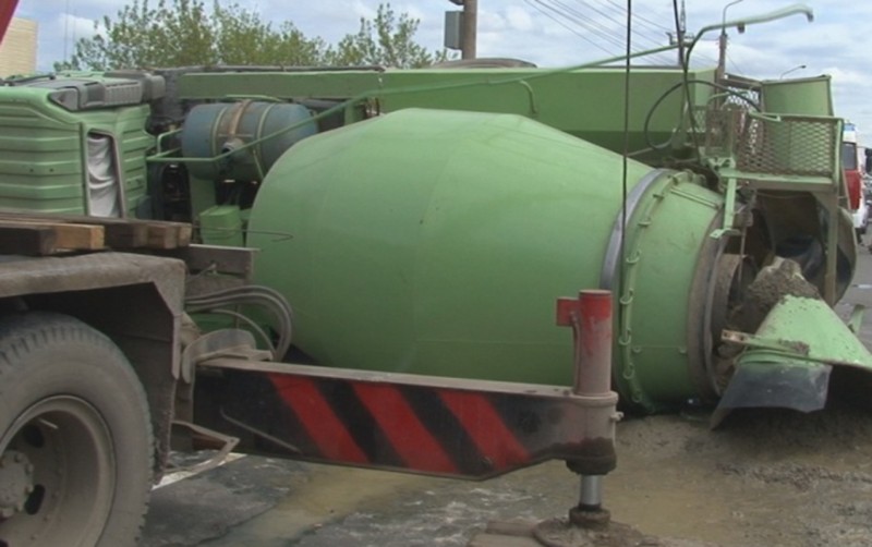 Betonqarışdıran maşın dərəyə aşdı - Sürücü öldü