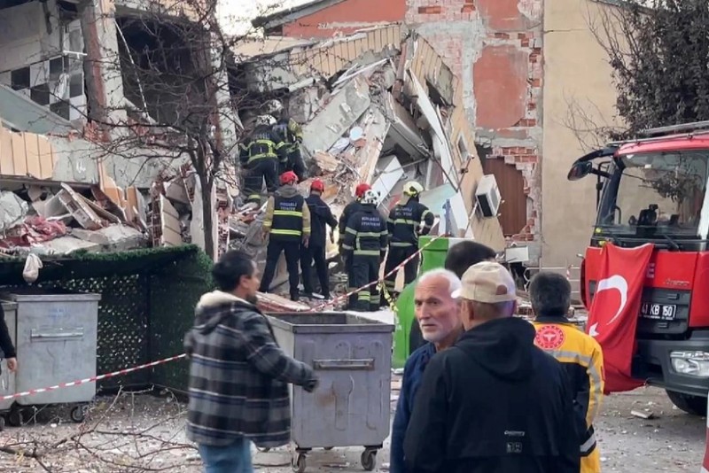 Türkiyədə altımərtəbəli bina uçdu - VİDEO