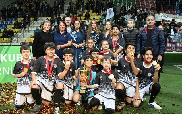 Prezidentin qızları və gəlini minifutbol turnirini izlədi - FOTOLAR
