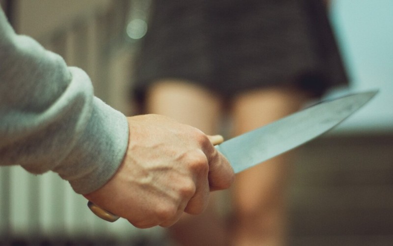 Ağstafada kafedə çalışan qadın bıçaqlanıb