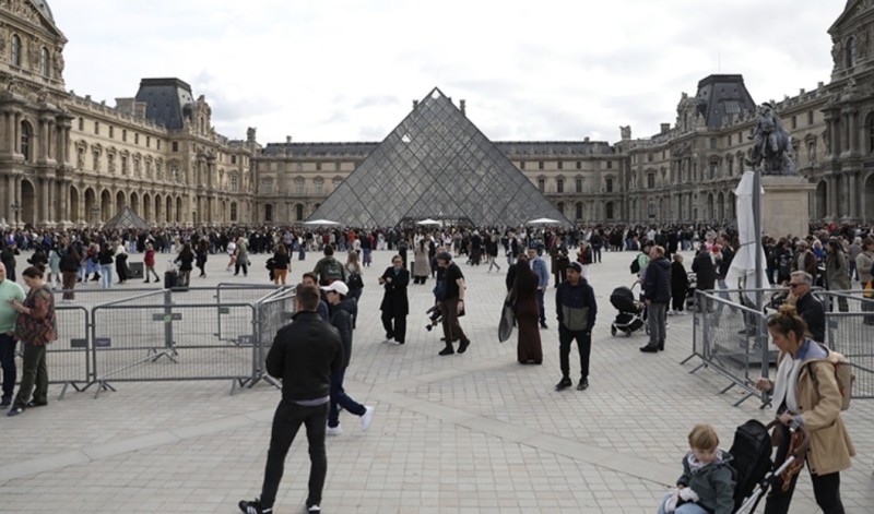 Luvr muzeyinin təhlükəsizlik tədbirləri artırıldı