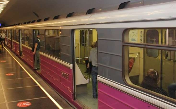 Metro traktor kimi işləyir - Paytaxt sakini