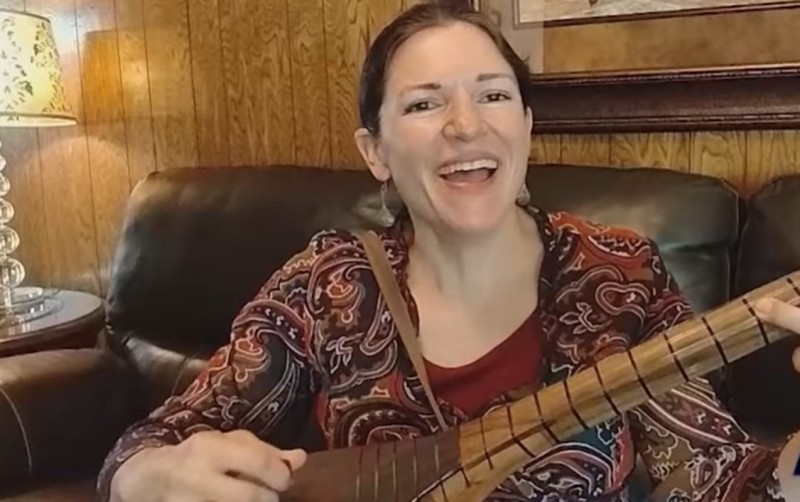 Amerikalıdır, gədəbəylilər kimi saz çalır - VİDEO