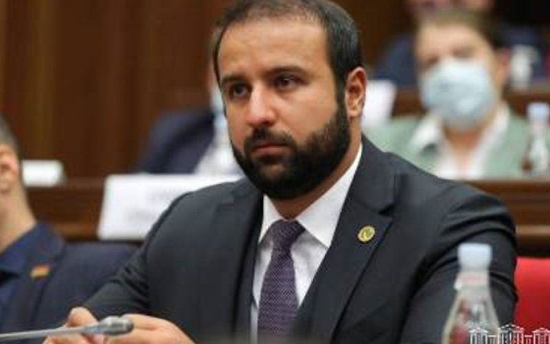 Ermənistan parlamentində deputatlar arasında qarşıdurma