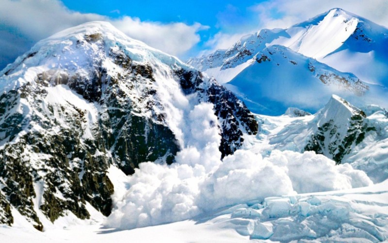 Qar uçqununda 15 nəfər itkin düşdü