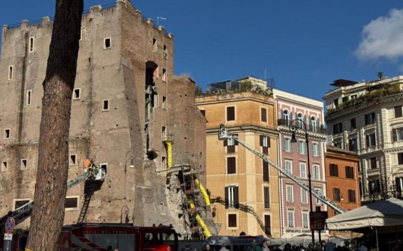Romada tarixi tikilinin bir hissəsi uçub - FOTO
