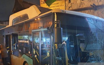 Biləcəridə sərnişin avtobusu iki minik avtomobili ilə toqquşdu