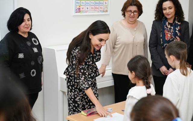 Leyla Əliyeva musiqi məktəbində oldu - FOTOLAR