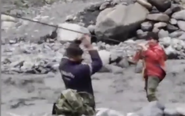 Çayda köməksiz qalan 15 yaşlı oğlan BELƏ XİLAS EDİLDİ - VİDEO