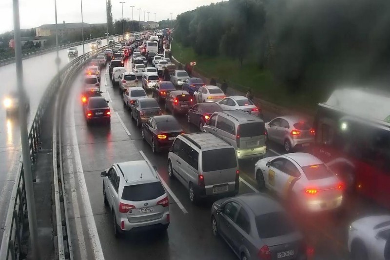 Evakuator aşdı, tıxac yarandı - VİDEO - YENİLƏNİB