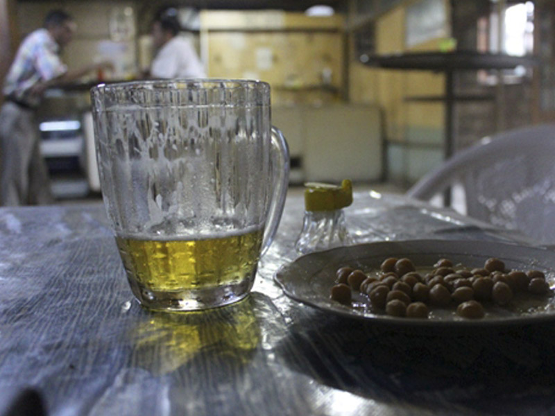 Kafedə xuliqanlıq: Bakalı tanışının başına çırpdı