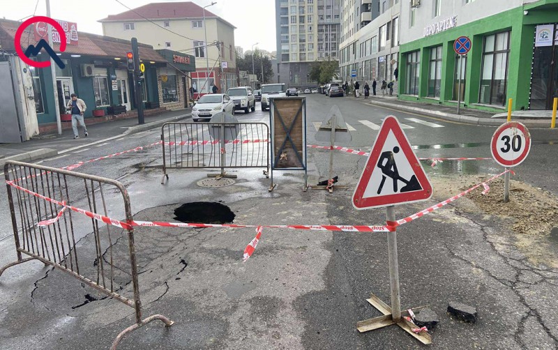 Badamdarda yol çökdü