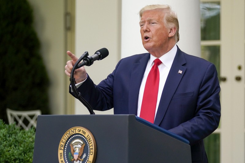 Tramp İrana qarşı sanksiyaların müddətini BİR İL ARTIRDI