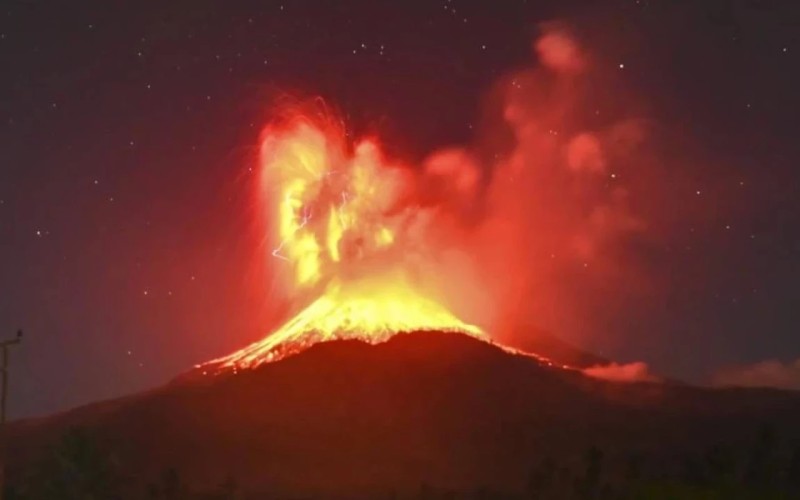 İndoneziyada vulkan püskürdü