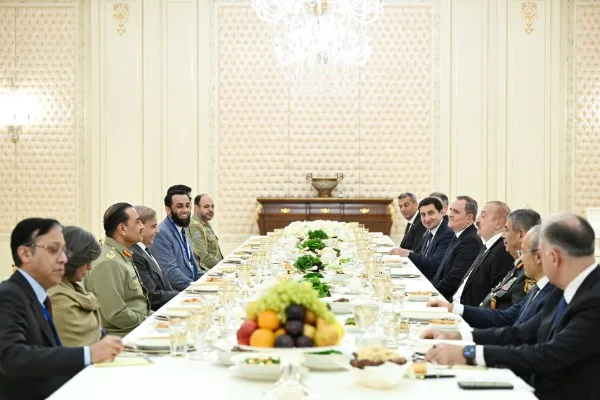 İlham Əliyev və Şahbaz Şərif birgə nahar etdi