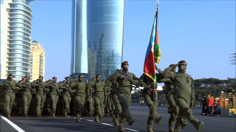 Qartal hərbi paradda belə keçid etdi