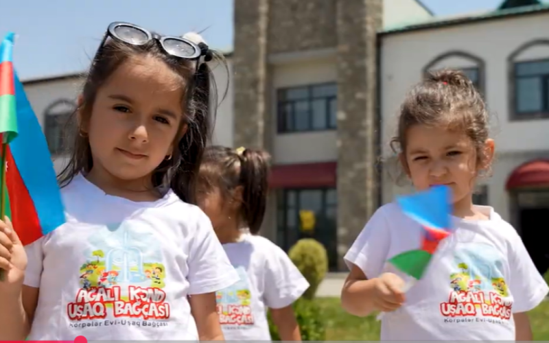 Dövlət Bayrağı Günü münasibəti ilə fləşmob təşkil olunub - VİDEO