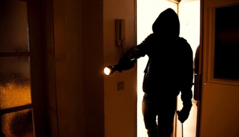 Deputatın evinə silahlı BASQIN - Bahalı saatlar və seyf oğurlandı