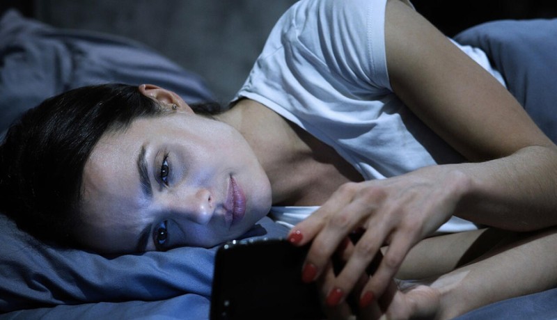 Gecə saatlarla telefona baxanlara bəd xəbər - Bu xəstəliklərə yoluxa bilərsiniz