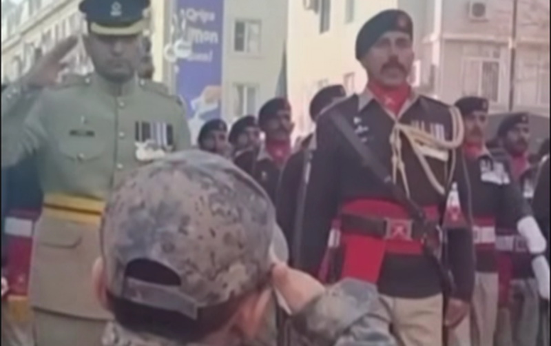 Pakistanlı hərbçilərin paradda azyaşlıya reaksiyası maraq doğurdu  - VİDEO