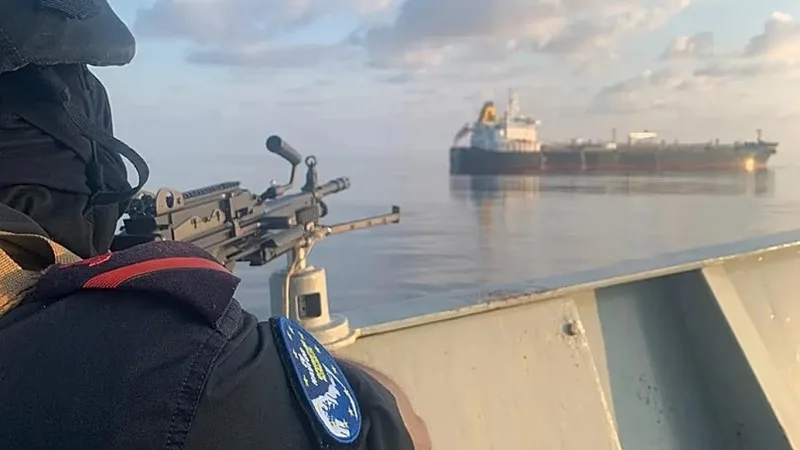 Aİ və Hindistan donanmaları piratların gəmisini ələ keçirib
