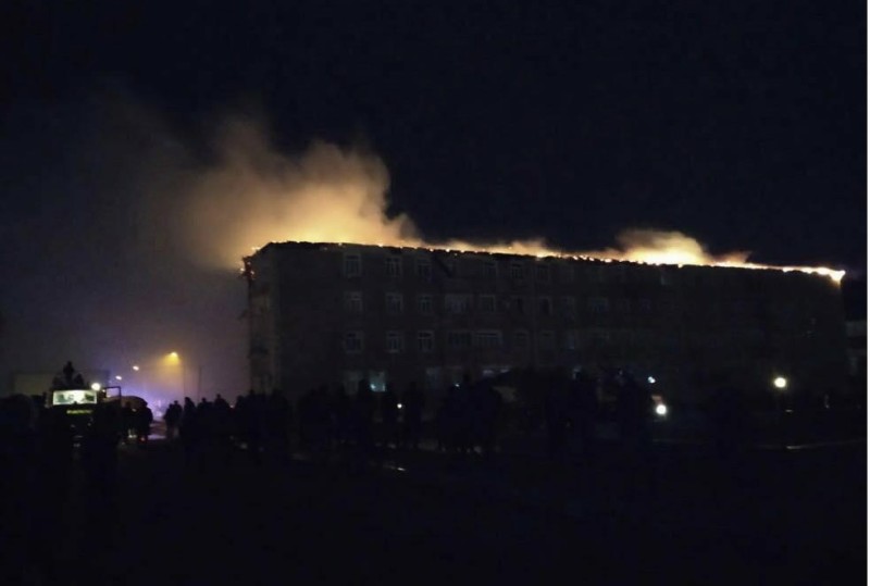 Bakıda yaşayış binasında yanğın oldu - VİDEO