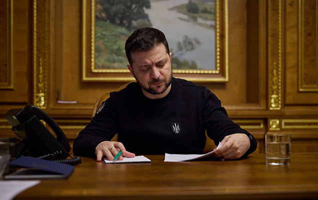 Zelenski korrupsiya qalmaqalı fonunda Fərman imzaladı