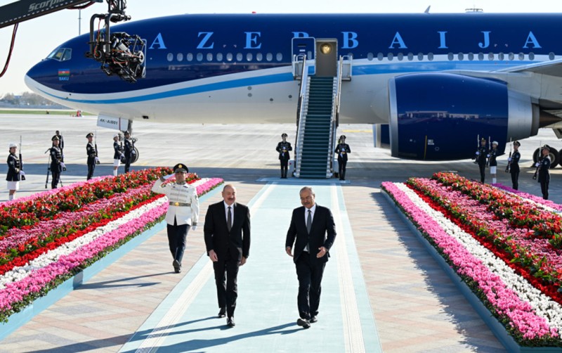 İlham Əliyev Özbəkistanda səfərdədir - FOTOLAR