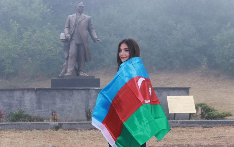 Van Dammın gəlini Şuşadan PAYLAŞIM ETDİ - FOTO