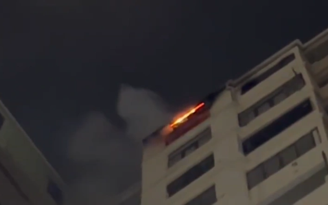 Bakıda 17 mərtəbəli yaşayış binasında yanğın - VİDEO