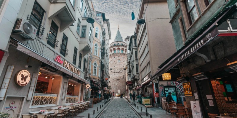 İstanbul polisi turistlərin zəhərlənərək öldüyü hoteli möhürləyib - FOTOLAR