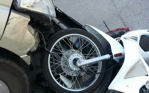 Gəncədə minik maşını ilə moped toqquşdu - Yaralanan var