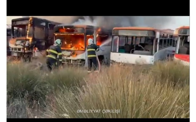 Park edilmiş istismara yararsız avtobuslar YANDI - VİDEO