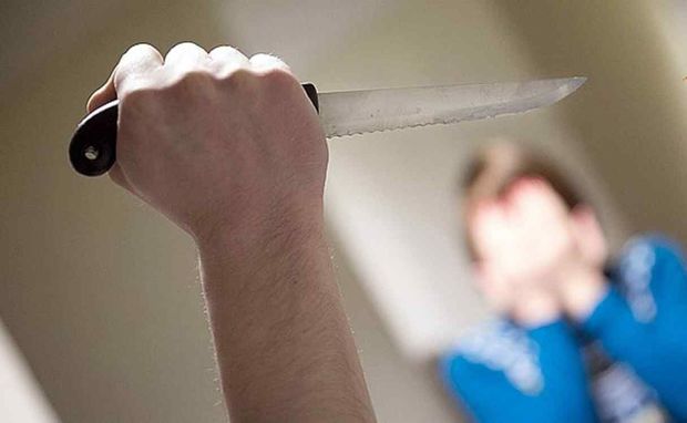 Gəncədə ər arvadını bıçaqlayıb