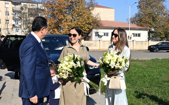 Leyla və Alena Əliyeva uşaqlarla film izlədilər - FOTOLAR