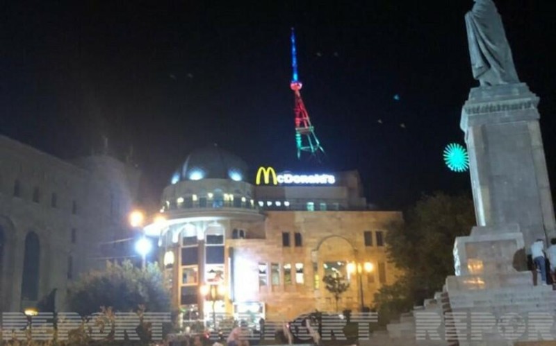 Tiflisin ən hündür yerində Azərbaycan bayrağı işıqlandırıldı