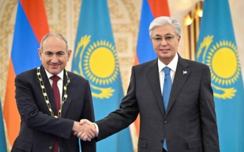 Tokayev Paşinyana Qazaxıstanın ali mükafatını verdi