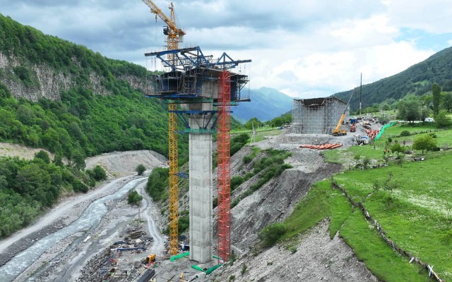 Gürcüstanda yol çəkilişində uçqun baş verdi - Ölənlər var