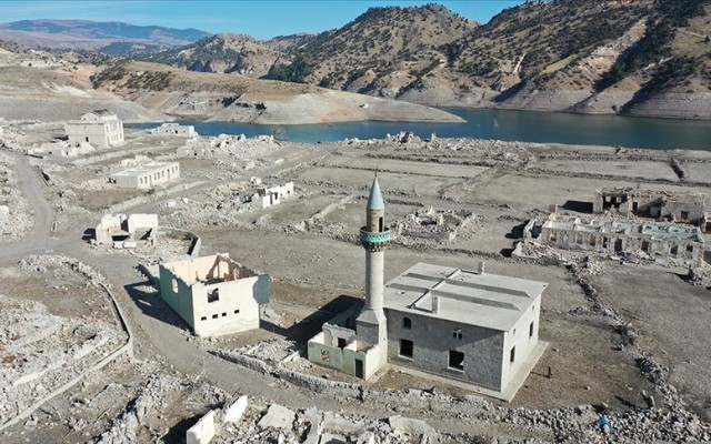 Sular çəkildi, qədim kənd üzə çıxdı - VİDEO
