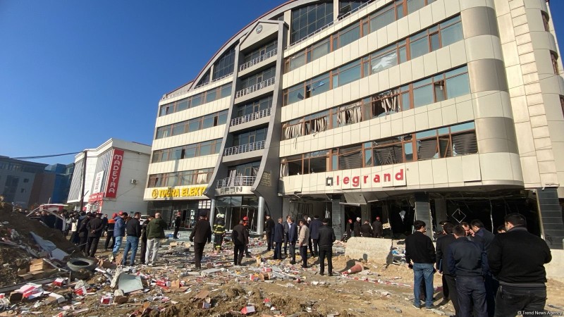 “Yeni salınan yola görə binaya yeraltı qaz sızıb” - Plaza sahibi