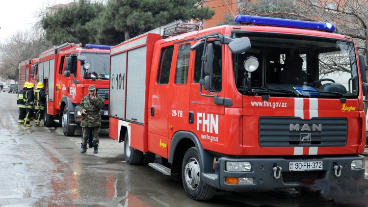 Bakıda çoxmərtəbəli binada baş verən yanğın söndürülüb - YENİLƏNİB