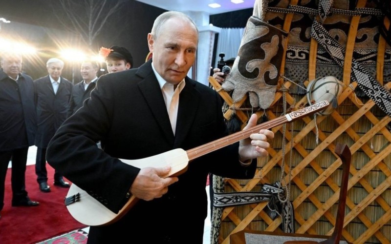 Putin komuz çaldı - VİDEO