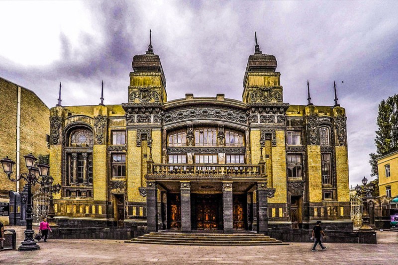 Opera və Balet Teatrında təmirlə əlaqədar demontaj işləri icra olunur