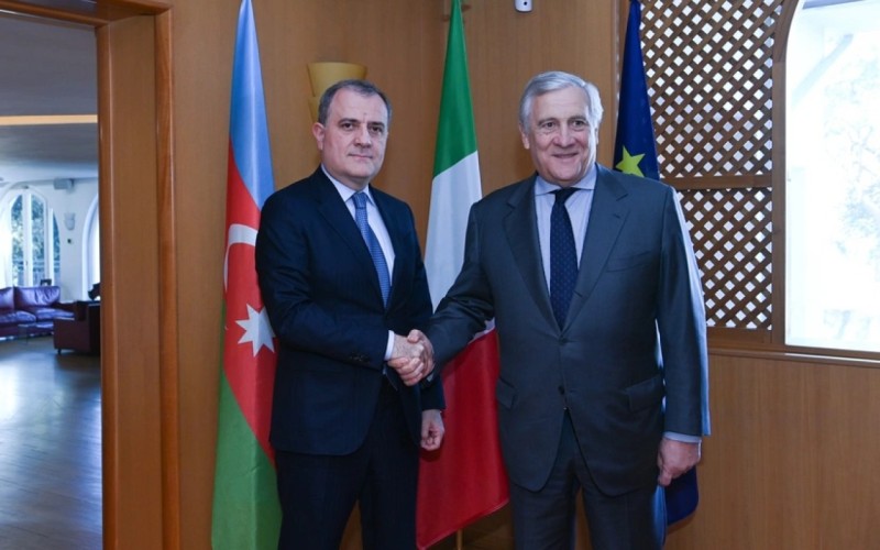 Ceyhun Bayramov italiyalı həmkarı ilə müzakirə apardı