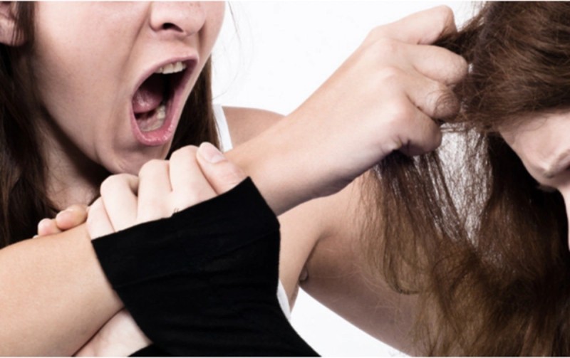 Qadın qonşusuna kəllə ilə zərbə vurdu, cəzalandırıldı