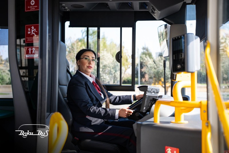 Bakubusın ilk qadın sürücüləri sükan arxasında - VİDEO