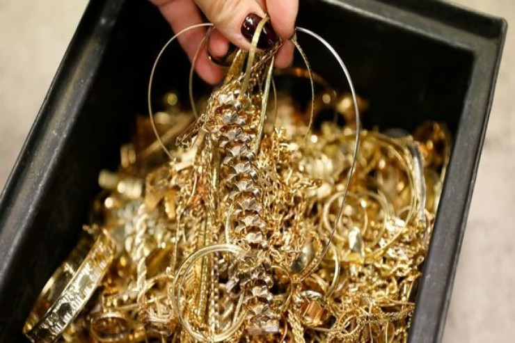 Xadimə çalışdığı evdən 5 min manatlıq qızıl oğurladı